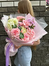 Букет из пионовидных роз и гортензии 