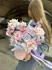 Шляпная коробка с гортензией и лотосом 