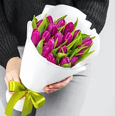 17 Сиреневых тюльпанов в белой упаковке