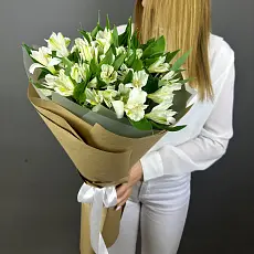 Букет живых цветов из белых альстромерий