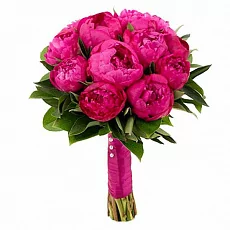 Букет с малиновыми пионами