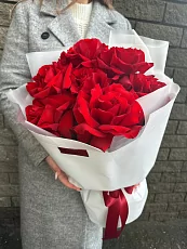 7 Красных роз в дизайнерской упаковке 