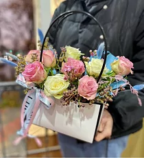 Композиция с розами в сумке