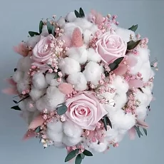 Композиция для невесты из хлопка и роз