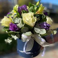 Коробка с цветами из роз и эустом