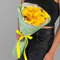 11 Желтых Калл в упаковке