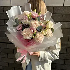 Букет живых цветов с гвоздикой и эустомой