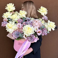 Авторская композиция с диантусом и розами