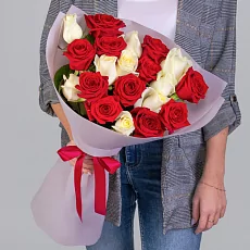 Букет из 21 красной и белой розы