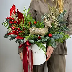Цветы живые, Новогодняя композиция с нобилисом и туей в шляпной коробке