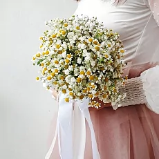 Композиция для невесты из ромашек и гипсофилы