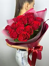 Свежий Букет живых цветов из 15 Красных роз в оформленный в дизайнерскую упаковку