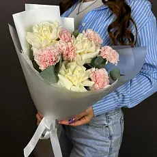 Букет с диантусами и белыми розами 