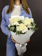 3 Белые розы с эвкалиптом 