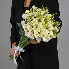 Букет из белых эустом под ленту