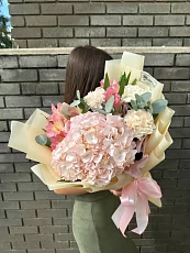 Букет с гортензией и альстромерий