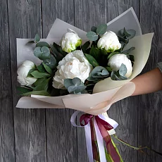 5 Белых Пионов с эвкалиптом