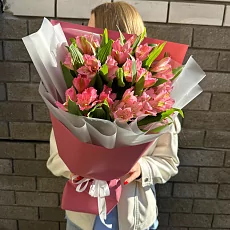 7 Розовых альстромерий в упаковке