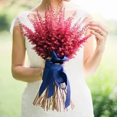 Букет невесты из красной Астильбы