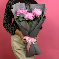 Букет живых цветов из 3 пионов с эвкалиптом