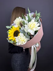 Букет с подсолнухом и альстромерией