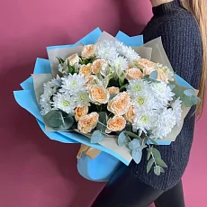 Букет с кустовой розой и хризантемой