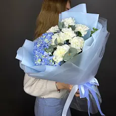 Букет живых цветов из голубой гортензии и гвоздики в дизайнерской упаковке
