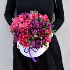 Шляпная коробка Разноцветных Альстромерий