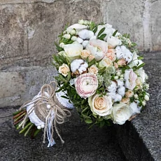 Букет невесты с хлопком и ранункулюсом