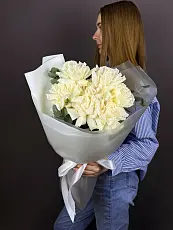 Букет живых цветов из 7 Белых роз с эвкалиптом