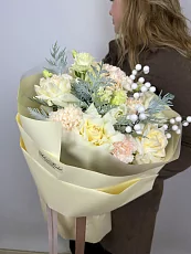 Новогодний букет с розами и гвоздикой