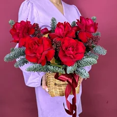Зимняя корзина с розами