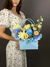 Композиция с розами и глобусом 