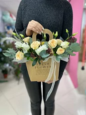 Коробка с эустомой и кустовой розой 