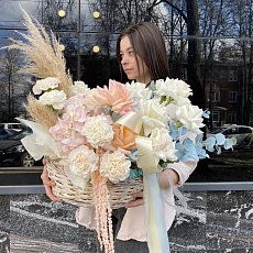 Корзина с  пионовидными розами