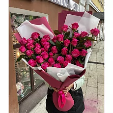 35 малиновых роз (60 см)