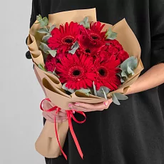 Букет из красных гербер и кустовой розы 