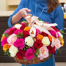 Корзина из 51 розы Эквадор яркий микс