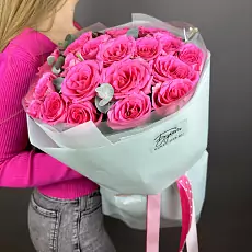 Букет из 17 роз с эвкалиптом