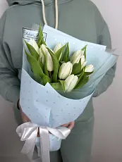 Букет живых цветов из 9 белых тюльпанов