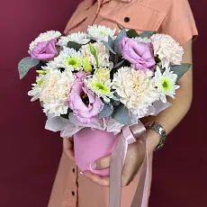 Букет живых цветов с гвоздикой и розовой эустомой в  нежной шляпной коробке