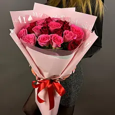 Нежный букет живых цветов из 21 розовой розы в дизайнерской упаковке