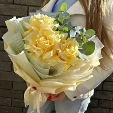 Букет живых цветов из 3 роз с эвкалиптом