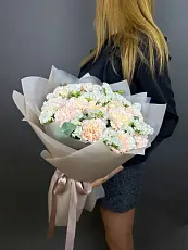 Букет нежных цветов из диантусов и статицы