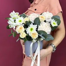 Коробка живых цветов с розами и кустовой хризантемой