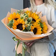 Букет подсолнухов с ромашками