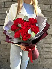 Букет живых цветов из 7 Красных роз с эвкалиптом в дизайнерской упаковке