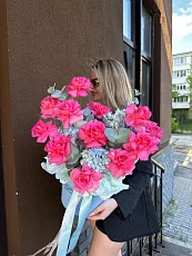 Композиция с гортензией и розовой розой