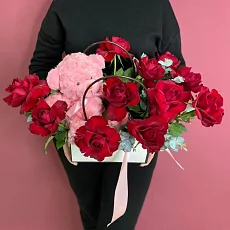 Корзина с цветами и мишкой