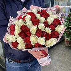 51 алая и белая кенийская розы 